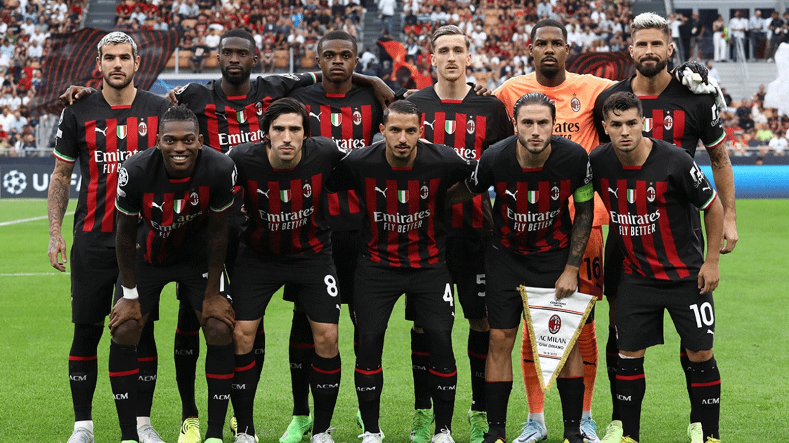Khoảnh khắc các cầu thủ AC Milan có mặt trên sân cỏ